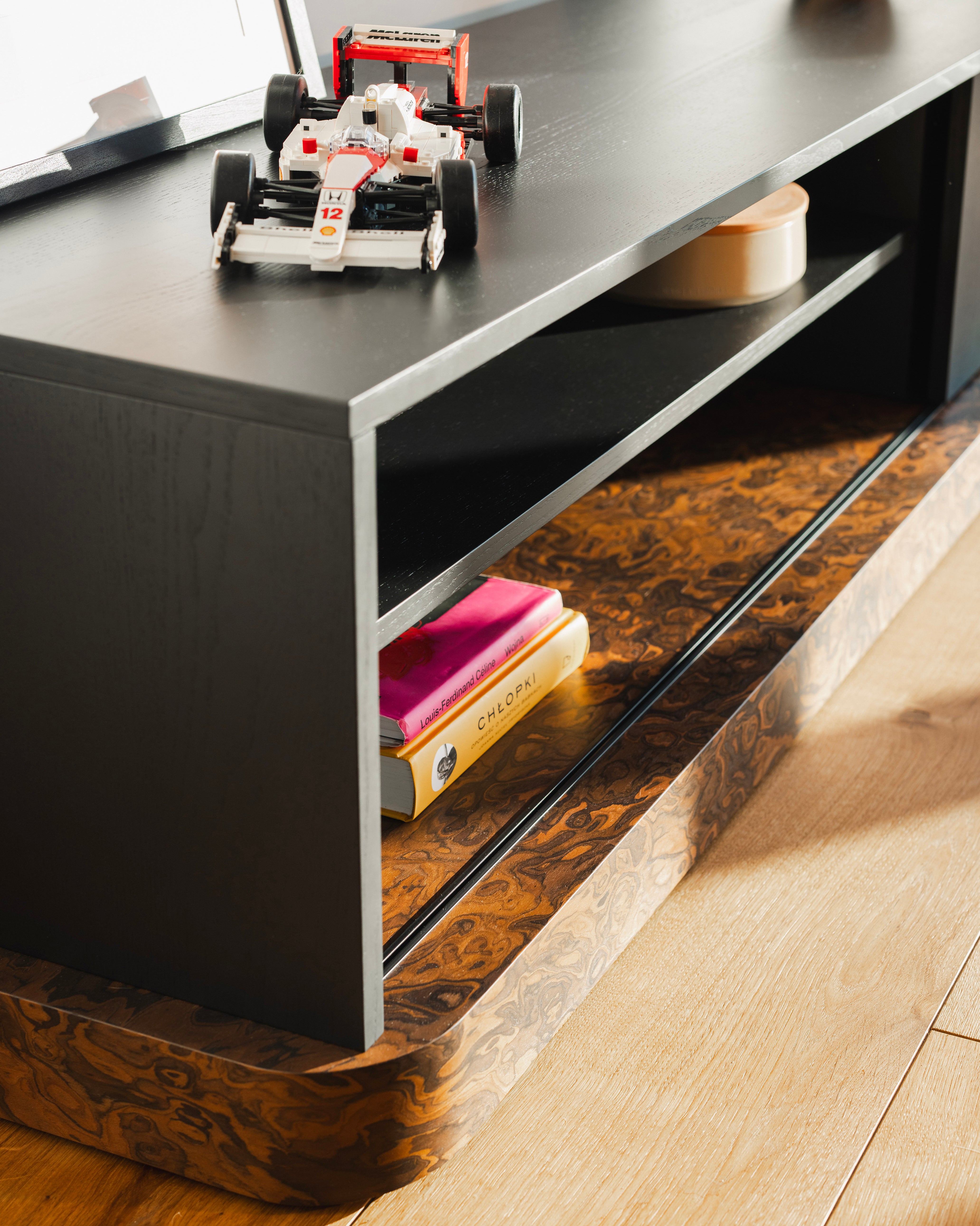 Bas TV Stand