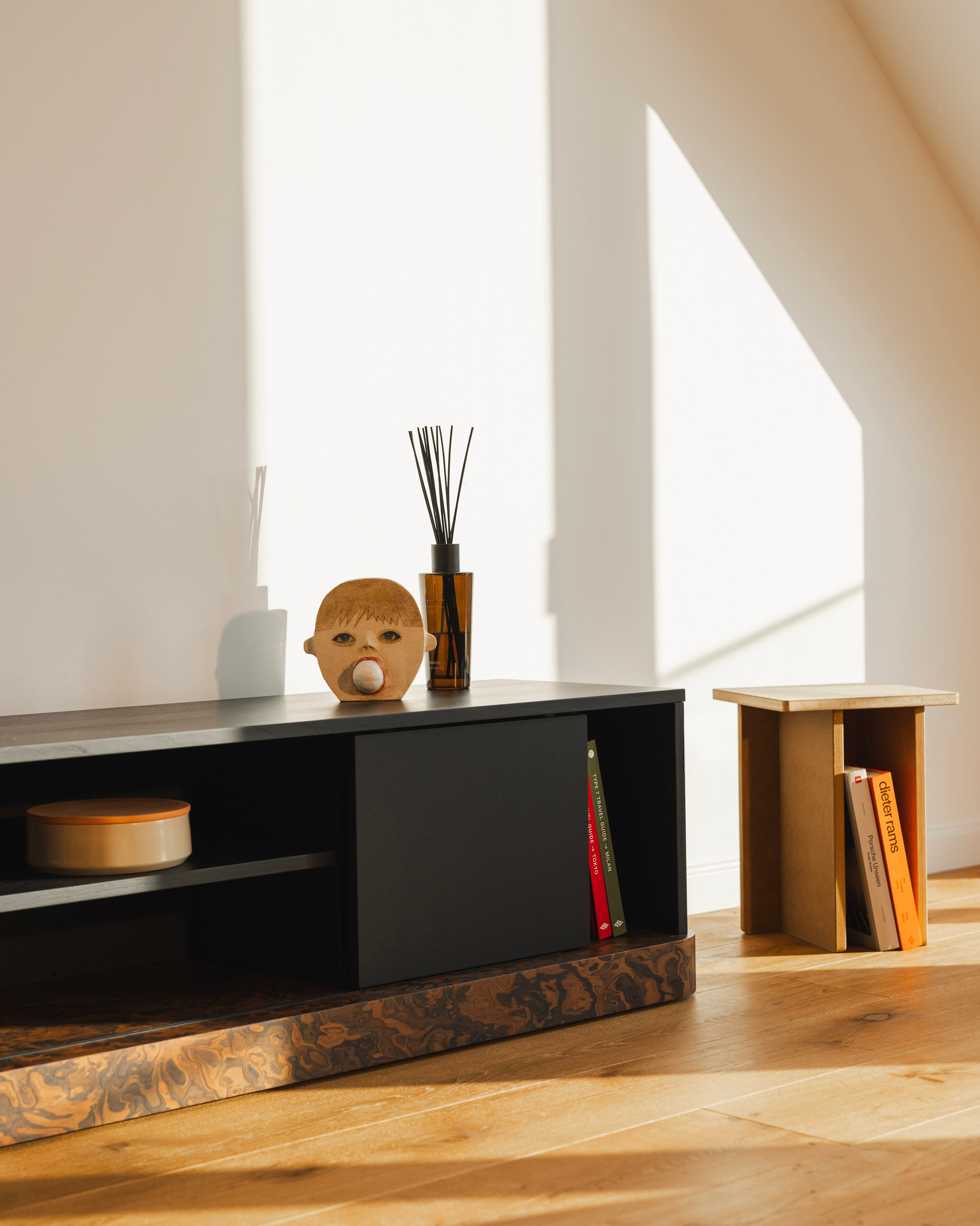 Bas TV Stand