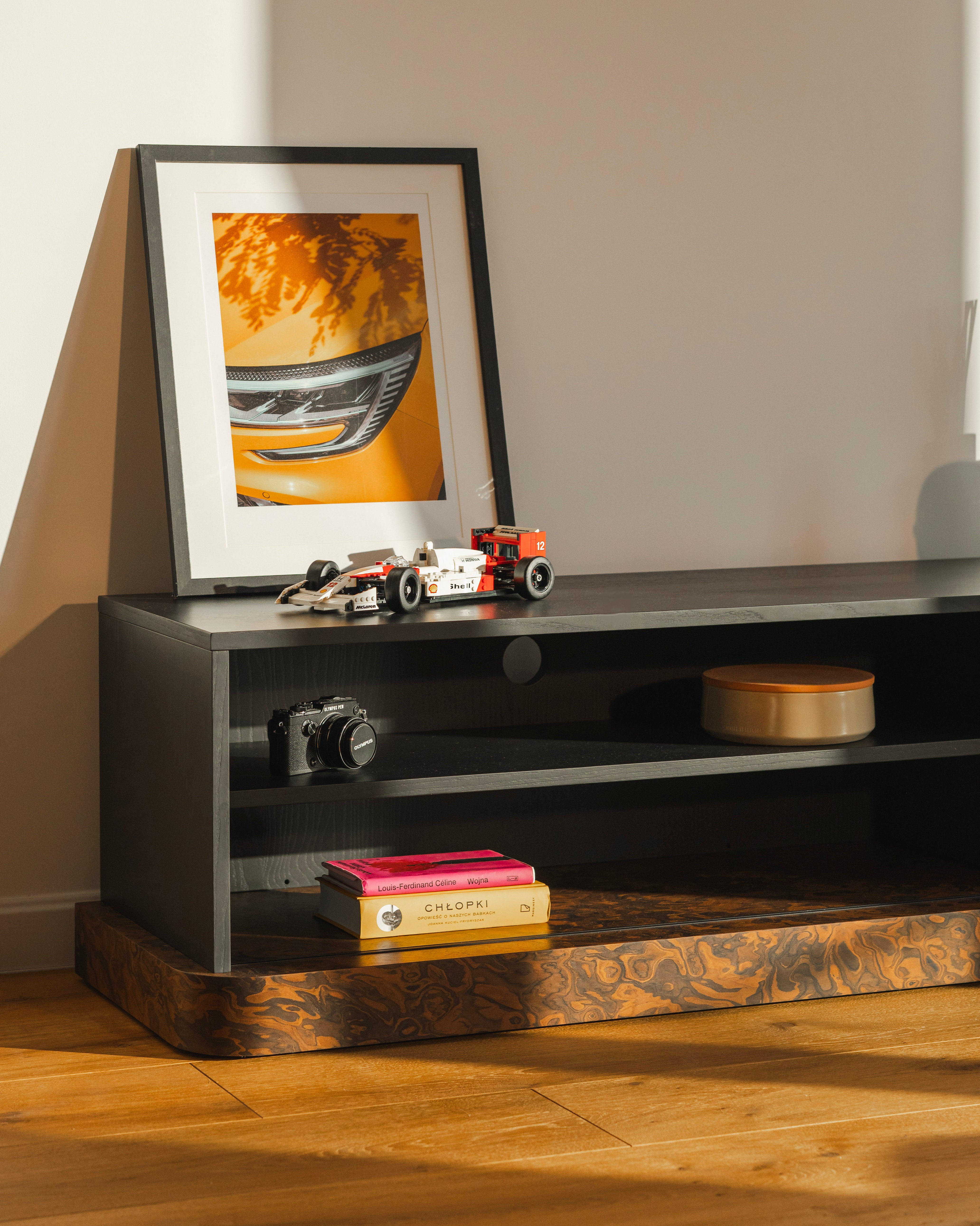 Bas TV Stand