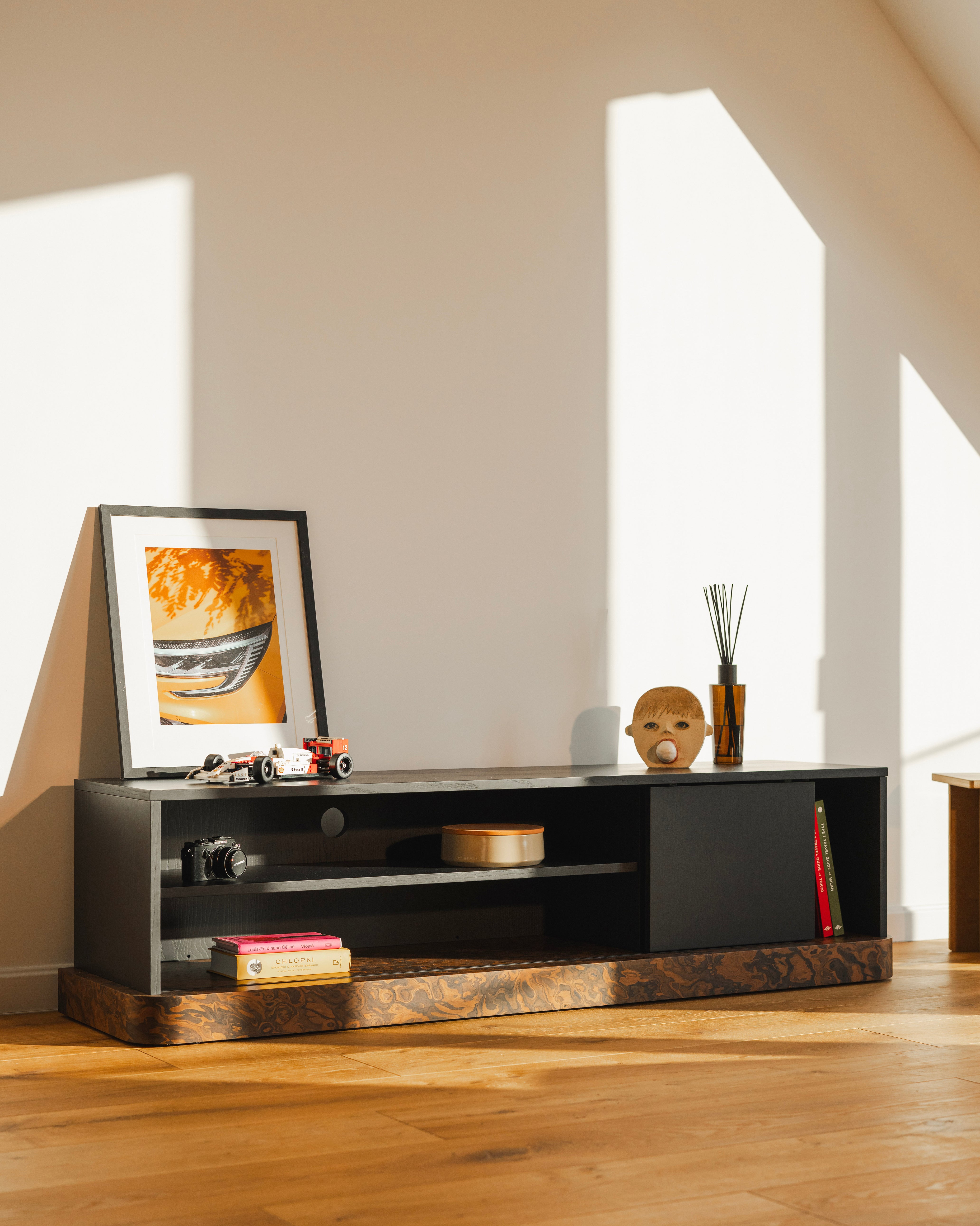 Bas TV Stand